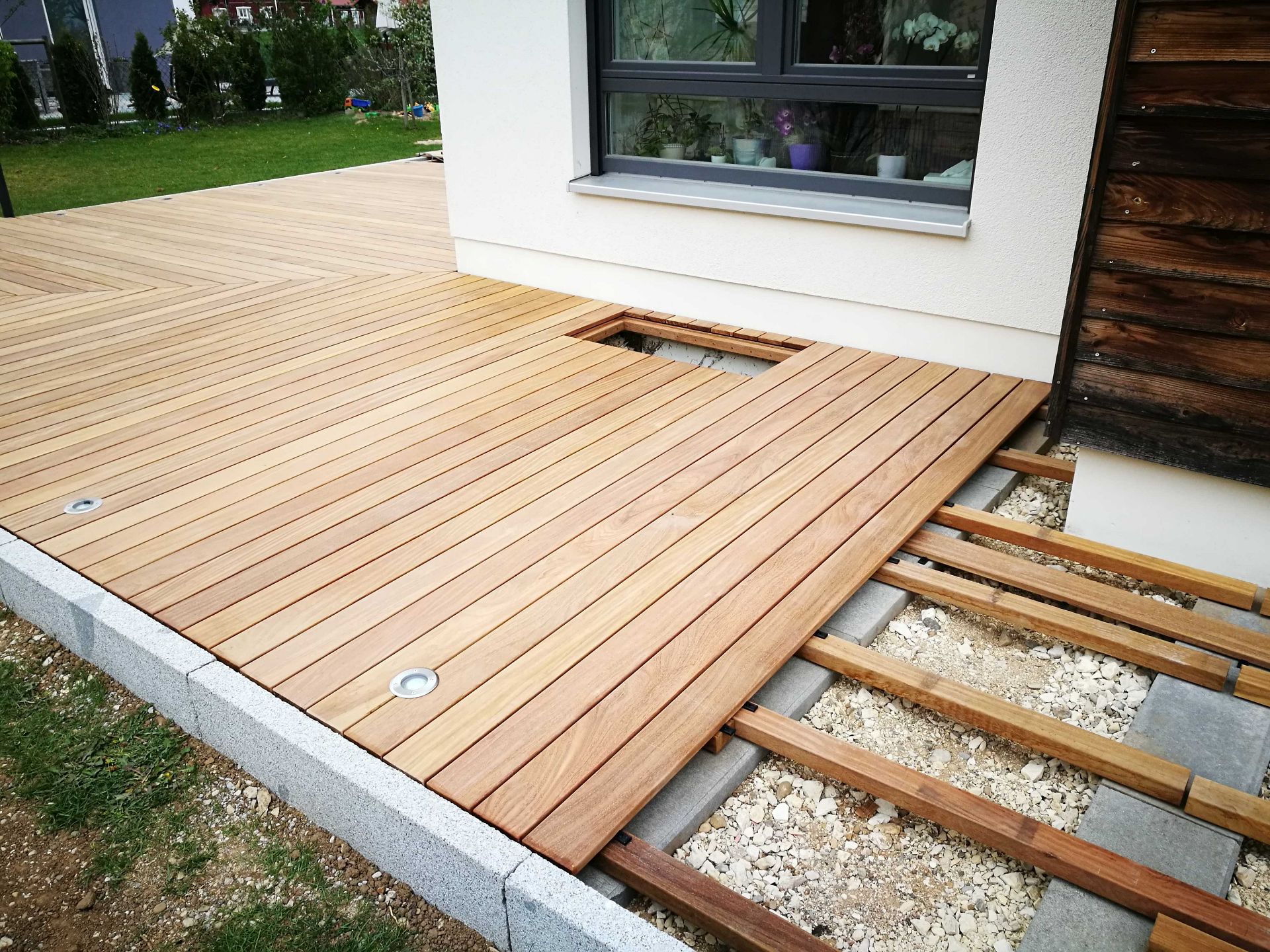 Terrasplanken leggen met bouwinstructies voor het houten terras