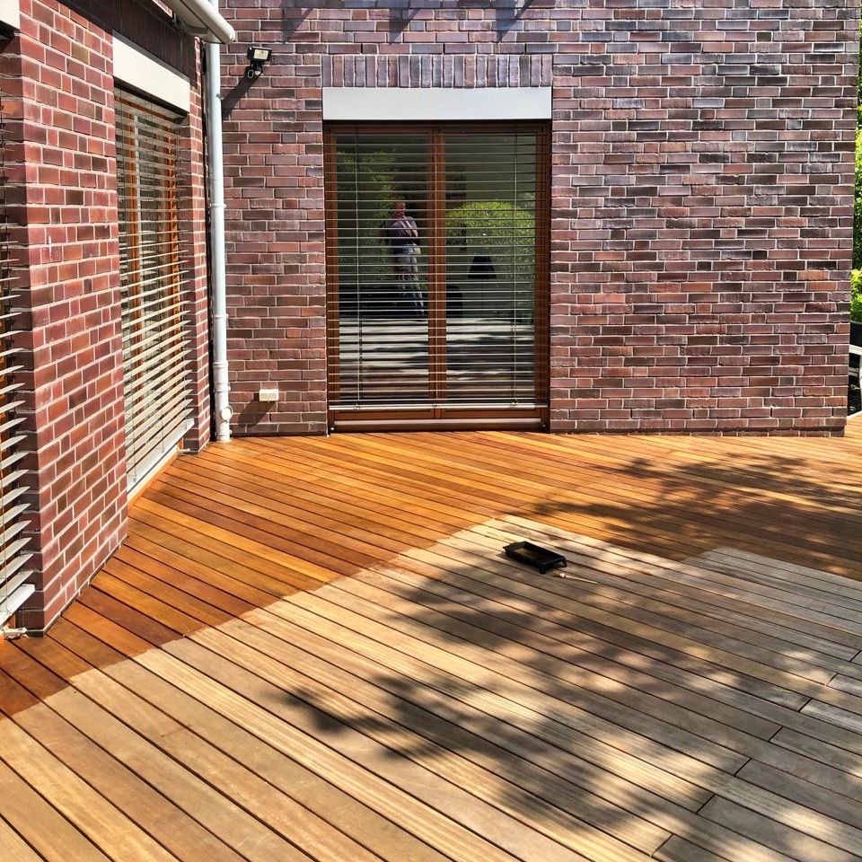 Terrazza in legno durante la lubrificazione